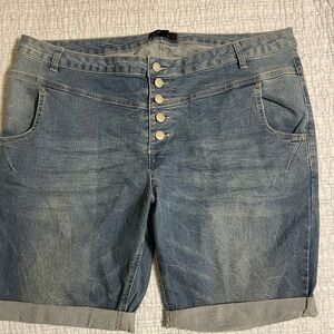 ELLOS 20W Women’s Butten Front Denim Jean Shorts - excellent condition.